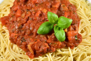 Ein großer Teller mit frisch gekochten Spaghetti und fruchtig-scharfer Tomatensauce - na, auch hungrig?