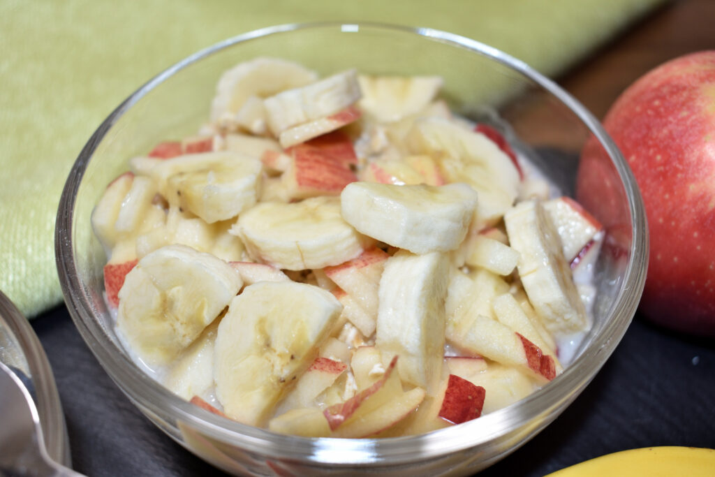 Bananen-Apfel-Müsli | Die Kombination Apfel/Banane ist eigentlich der Klassiker schlechthin. Knackig und fruchtig trifft hier auf soft und süß. Tipp: Mit etwas Zitronensaft bleiben die Bananenstücke länger hell.