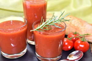 Gemüsesäfte sind ja soo gesund... leider schmecken sie meistens auch dementsprechend. Mein spicy Tomaten-Rosmarin-Cocktail ist etwas Besonderes und kommt als alkoholfreier Sommerdrink bestimmt bei jeder Party gut an.